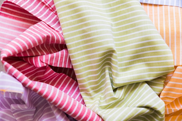 Vista de ángulo alto de textiles de rayas de colores