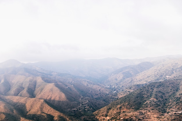 Vista de ángulo alto del valle de la montaña