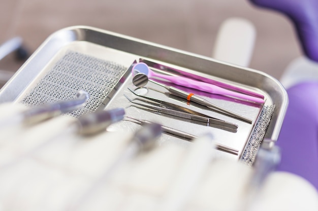 Vista de ángulo alto de varias herramientas dentales en bandeja