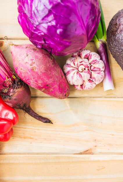 Vista de ángulo alto de verduras frescas coloridas en tablón de madera