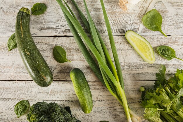 Vista de ángulo alto de verduras frescas en la superficie de madera