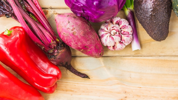 Vista de ángulo alto de verduras frescas en tablón de madera