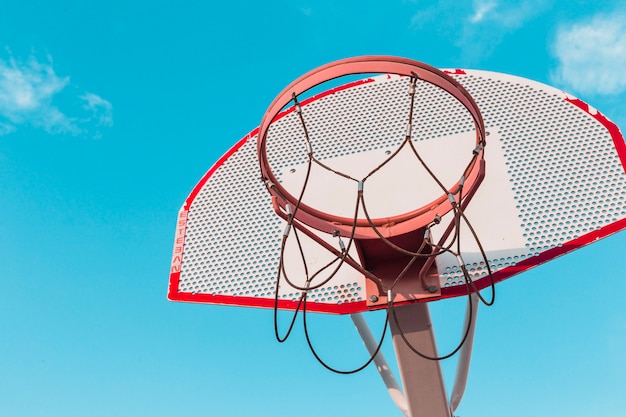 Vista de ángulo bajo de un aro de baloncesto