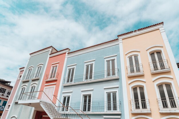 Vista de ángulo bajo de coloridos edificios bajo un cielo nublado en Río de Janeiro.