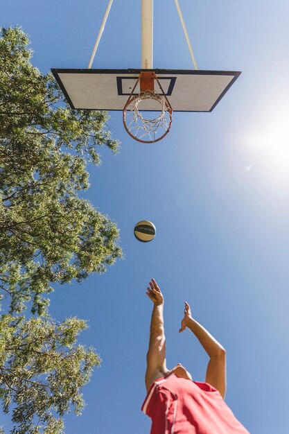 Vista de ángulo bajo de disparar al jugador de baloncesto