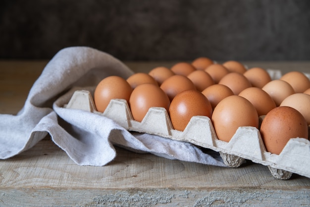 Vista de ángulo bajo una docena de huevos