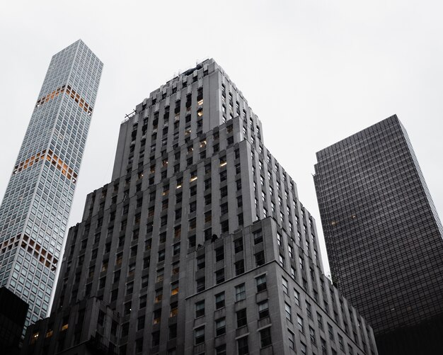 Vista de ángulo bajo de edificios de gran altura