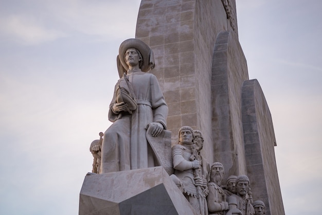 Foto gratuita vista de ángulo bajo de las estatuas en el monumento a los descubrimientos en lisboa en portugal