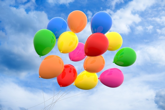 Vista de ángulo bajo de globos de colores bajo un cielo nublado durante el día