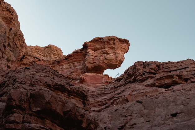 Foto gratuita vista de ángulo bajo de los hermosos acantilados rocosos en el desierto capturados en un día soleado