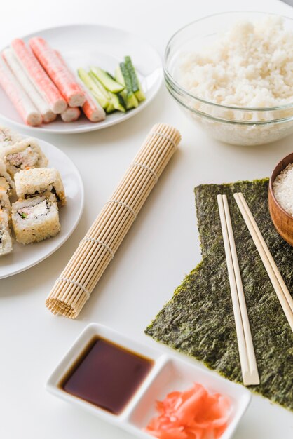 Vista de ángulo ingredientes de sushi con salsa