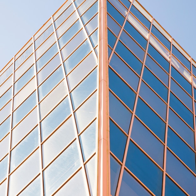 Vista de ángulo bajo del moderno centro de negocios de vidrio