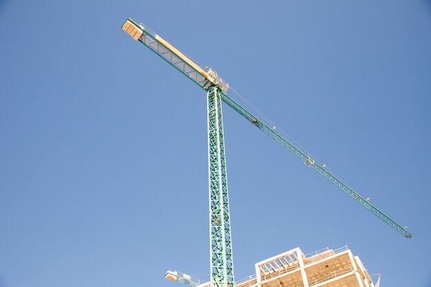 Vista de ángulo bajo del sitio de construcción contra el cielo azul