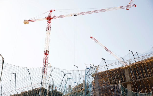 Vista de ángulo bajo del sitio de construcción contra el cielo azul