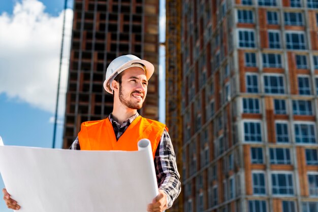 Vista de ángulo bajo de tiro medio del arquitecto mirando a otro lado