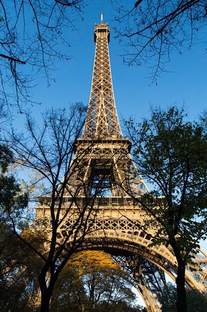 Vista de ángulo bajo vertical de la Torre Eiffel bajo la luz del sol durante el día en París en Francia