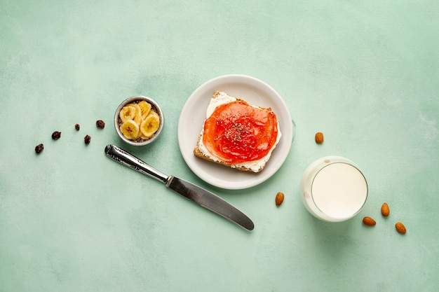 Foto gratuita vista anterior arreglo con sabroso desayuno sobre fondo verde