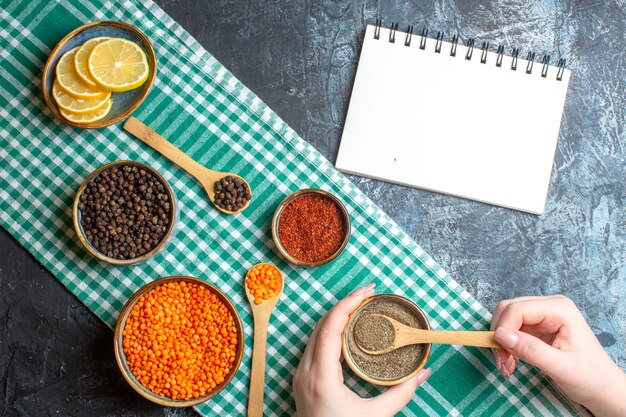 Vista anterior de la preparación de la cena con varios pimientos sobre fondo gris