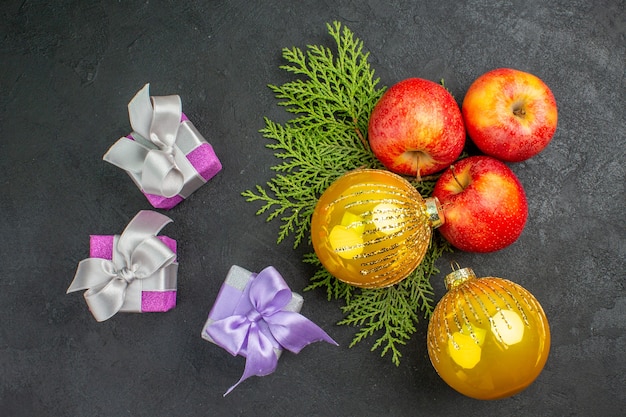 Vista anterior de regalos y manzanas frescas orgánicas naturales y accesorios de decoración una taza de té