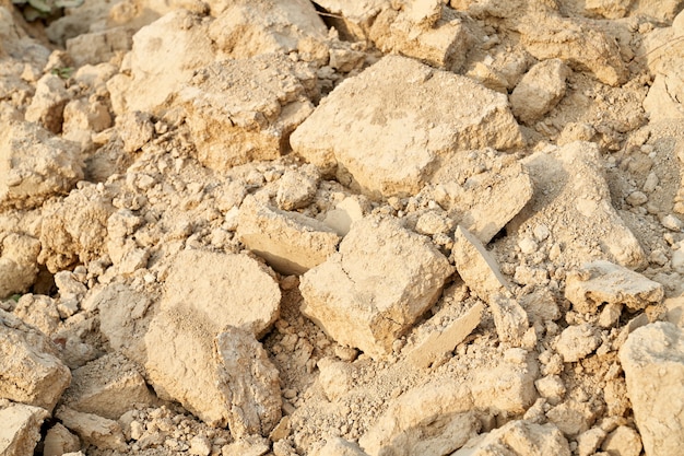 Vista anterior de viejas piedras beige destruidas. Concepto de piedras en ruinas.