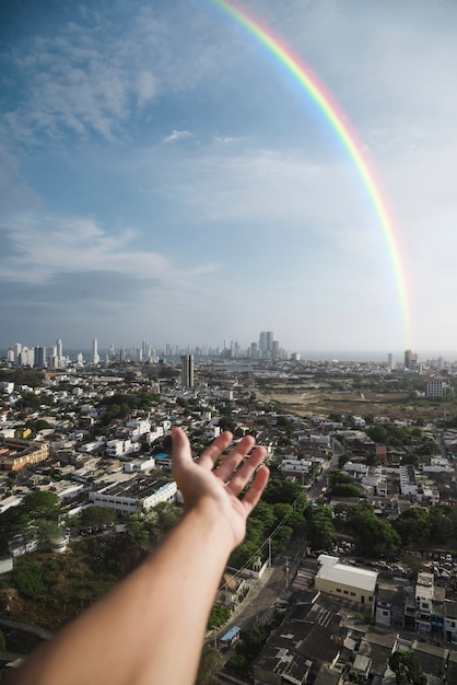 Foto gratuita vista del arco iris en el cielo