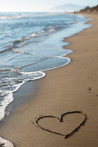 Foto gratuita vista de la arena de la playa en verano con un mensaje escrito en ella