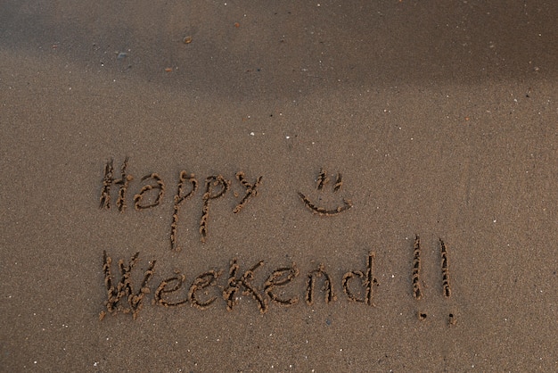 Foto gratuita vista de la arena de la playa en verano con un mensaje escrito en ella