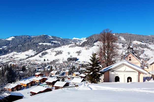 Vista desde arriba en la aldea de montaña de Megeve, Alpes franceses