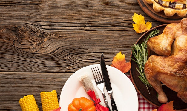 Foto gratuita vista arriba arreglo con deliciosa comida sobre fondo de madera