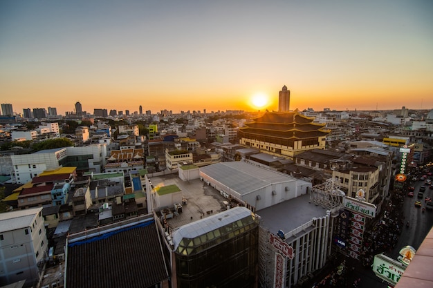 Vista desde arriba de la azotea en la ciudad de China en el centro de la ciudad de Bangkok, Tailandia