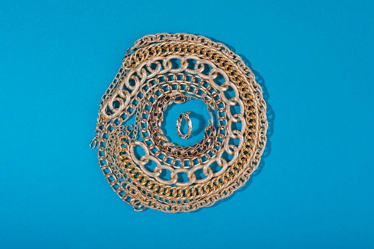 Foto gratuito vista de arriba en cadenas de oro naturaleza muerta