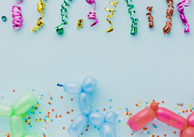 Foto gratuito vista de arriba decoración con globos y confeti de colores.