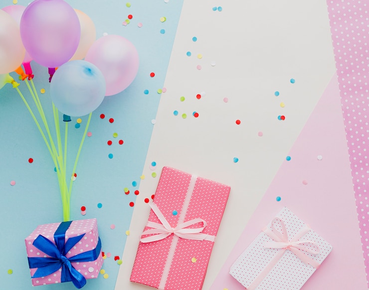 Foto gratuito vista de arriba decoración con globos y regalos