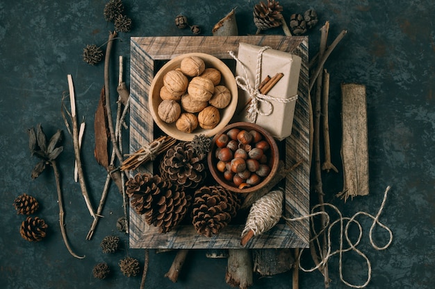 Vista de arriba decoración con nueces y piñas