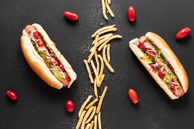 Foto gratuita vista de arriba decoración con papas fritas sobre fondo negro