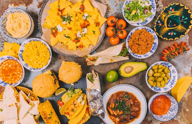 Foto gratuita vista de arriba de diversos platos mexicanos deliciosos en fondo oxidado