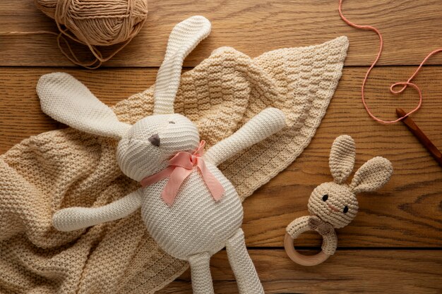 Vista de arriba ganchillo de peluche naturaleza muerta