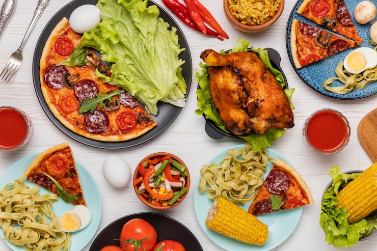 Foto gratuito vista de arriba en la mesa llena de comida