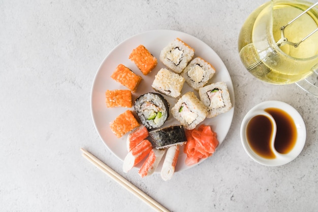 Foto gratuita vista desde arriba plato de surtido de sushi