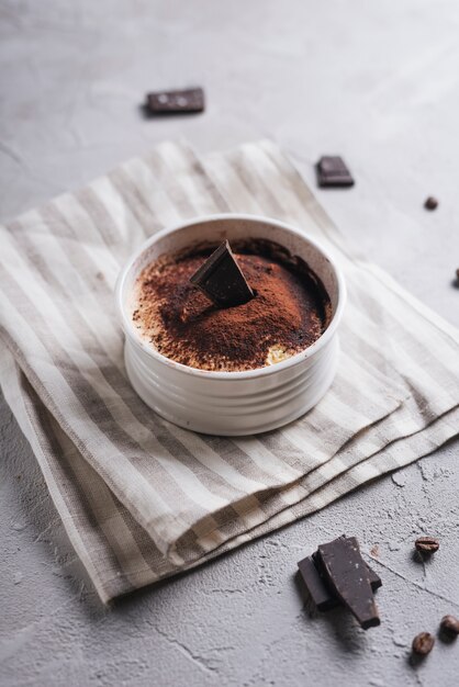 Una vista desde arriba del postre de chocolate alce en un tazón de cerámica blanca sobre la servilleta