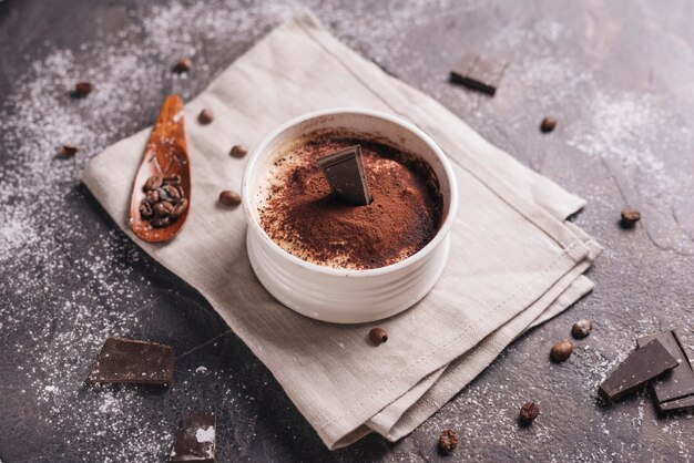 Una vista desde arriba del postre de chocolate alce en un tazón de cerámica blanca