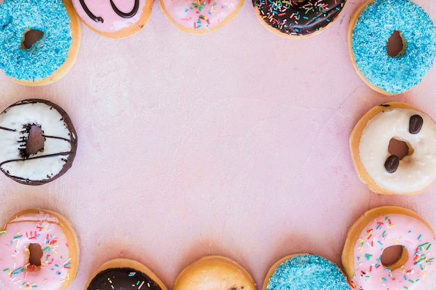 Vista de arriba de varios donuts formando marco
