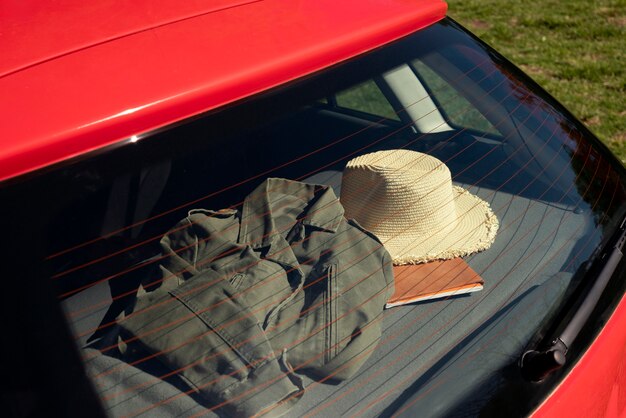 Vista de los artículos de viaje dentro del coche listo para el viaje