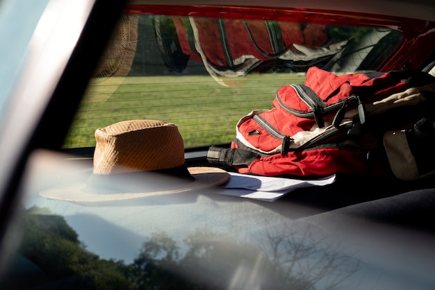 Vista de los artículos de viaje dentro del coche listo para el viaje