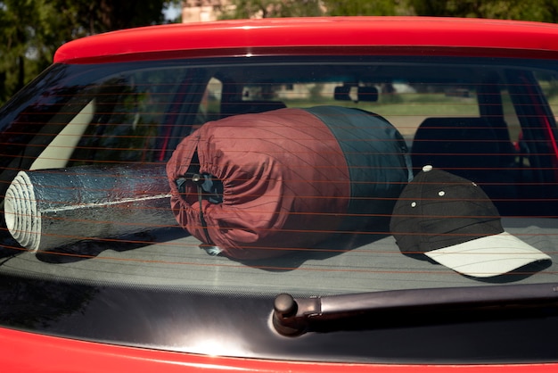 Vista de los artículos de viaje dentro del coche listo para el viaje