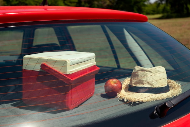 Foto gratuita vista de los artículos de viaje dentro del coche listo para el viaje