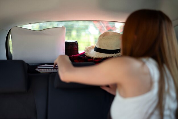 Vista de los artículos de viaje dentro del coche listo para el viaje