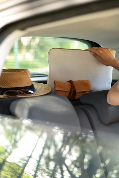 Vista de los artículos de viaje dentro del coche listo para el viaje