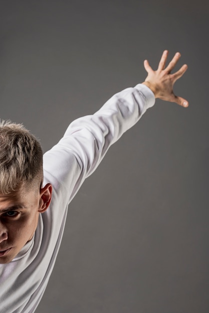 Foto gratuita vista artística del bailarín posando con la mano