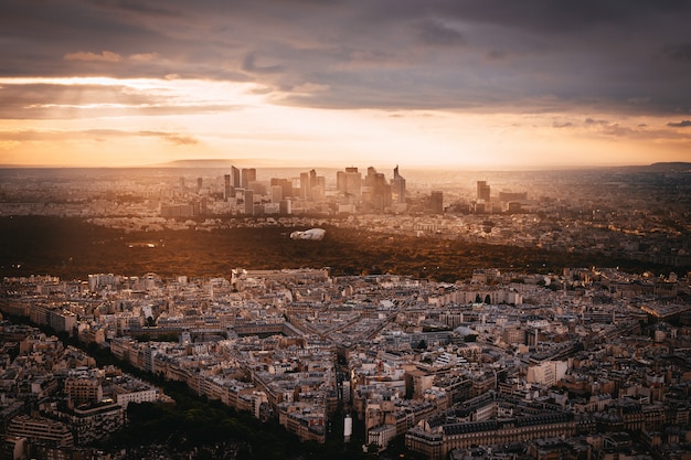 Vista del atardecer a La Denfense en París, Francia